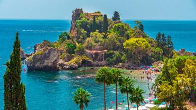 Isola Bella di Taormina, la perla siciliana che si trasforma con le maree