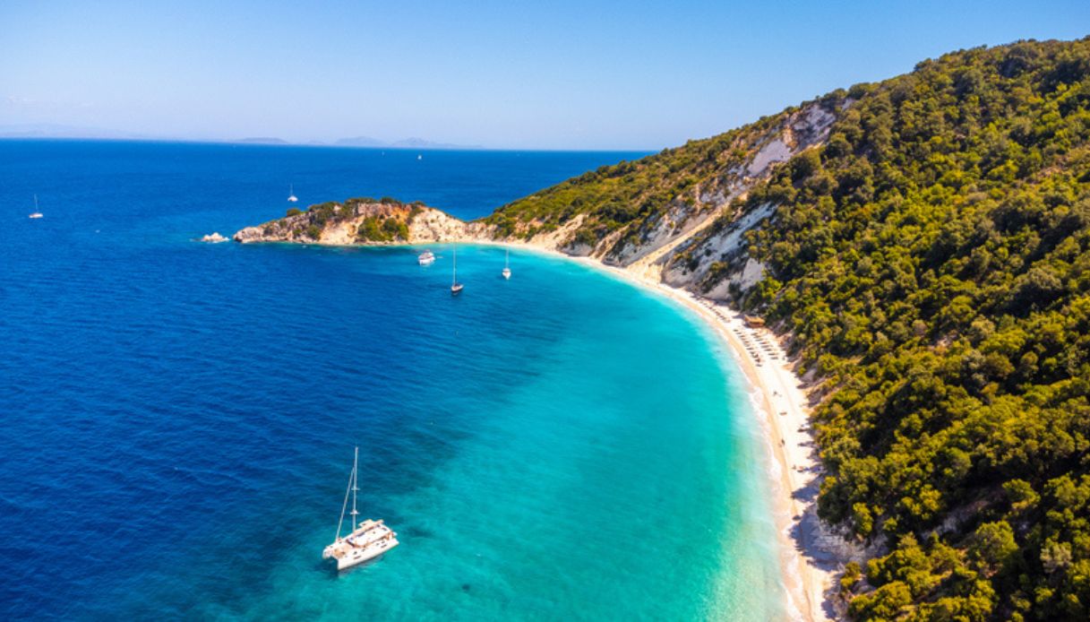 Spiaggia dell'isola di Itaca dall'alto, un'isola dello Ionio vicino all'Italia dove andare questa estate
