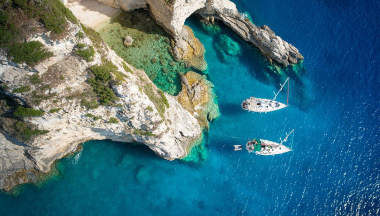 Due barche a vela in una baia di Paxos, un'isola dello Ionio vicino all'Italia dove andare questa estate