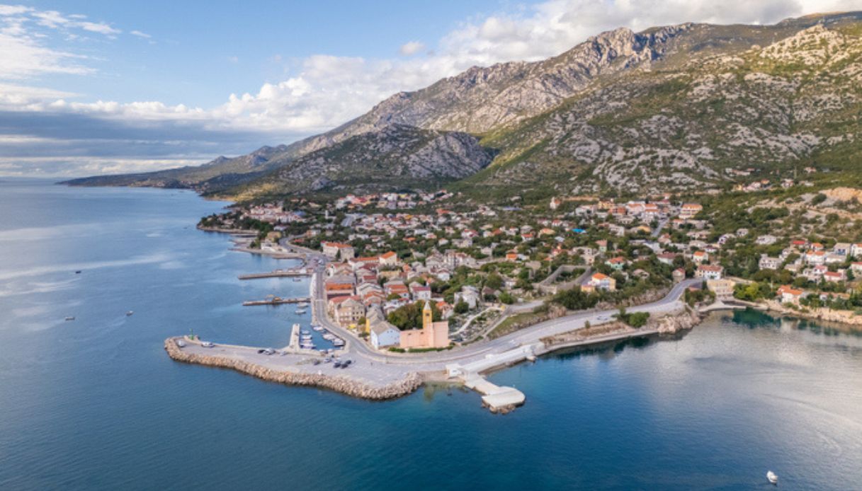 Città di Karlobag dall'alto, una località low cost in Croazia