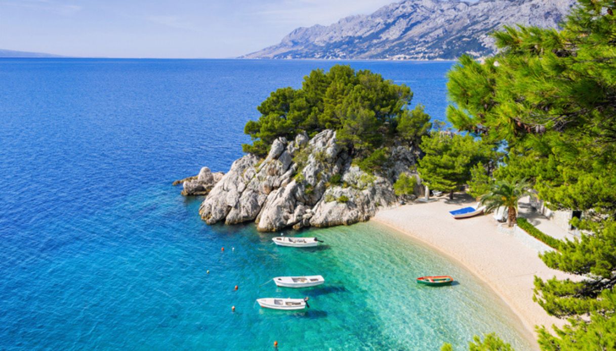Spiaggia della Riviera di Makarska, una delle mete low cost della Croazia