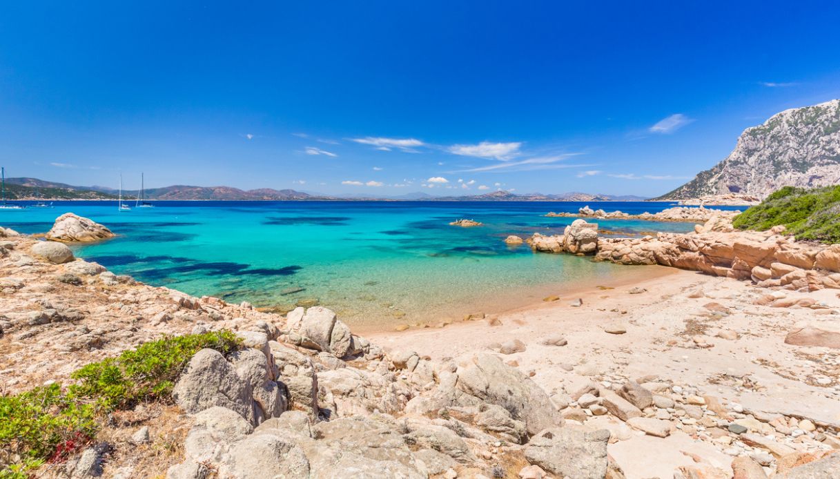 Spiaggia solitaria nell'isola di Molara