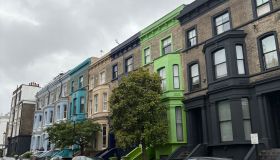 Notting Hill cambia colore: case nere contro l’assalto dei turisti social