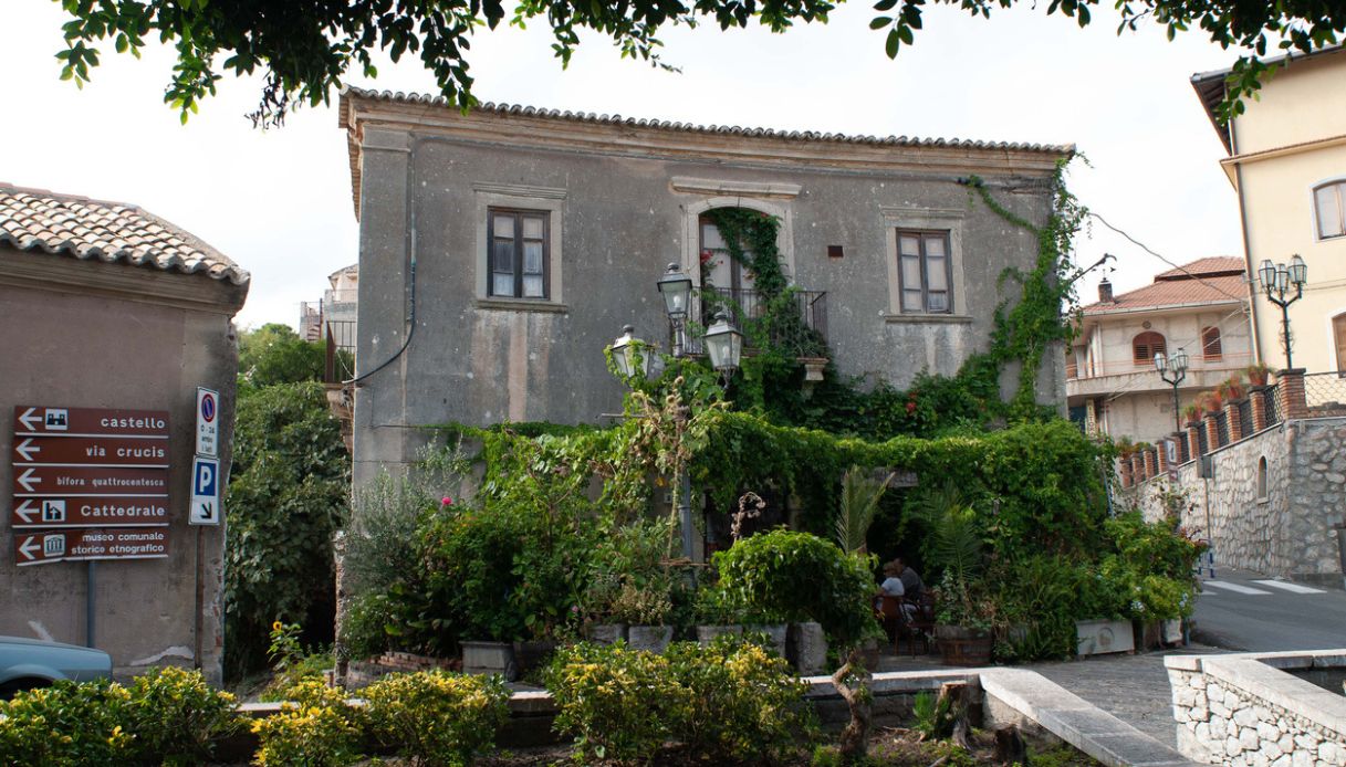 Palazzo Trimarchi, celebre Bar Vitelli de Il Padrino a Savoca
