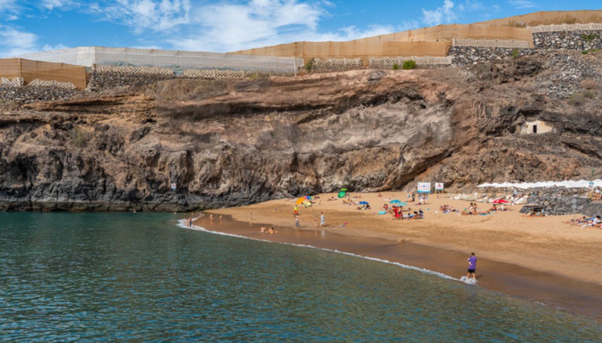 Turisti a Playa de Abama, tra le spiagge più belle e meno affollate di Tenerife