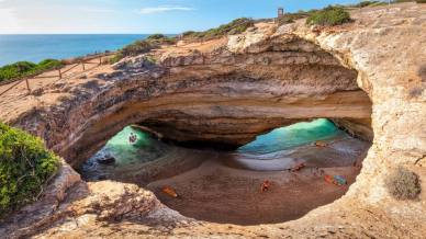 Spiagge da sogno in Portogallo, a poche ore dall’Italia: il mare che vale il volo