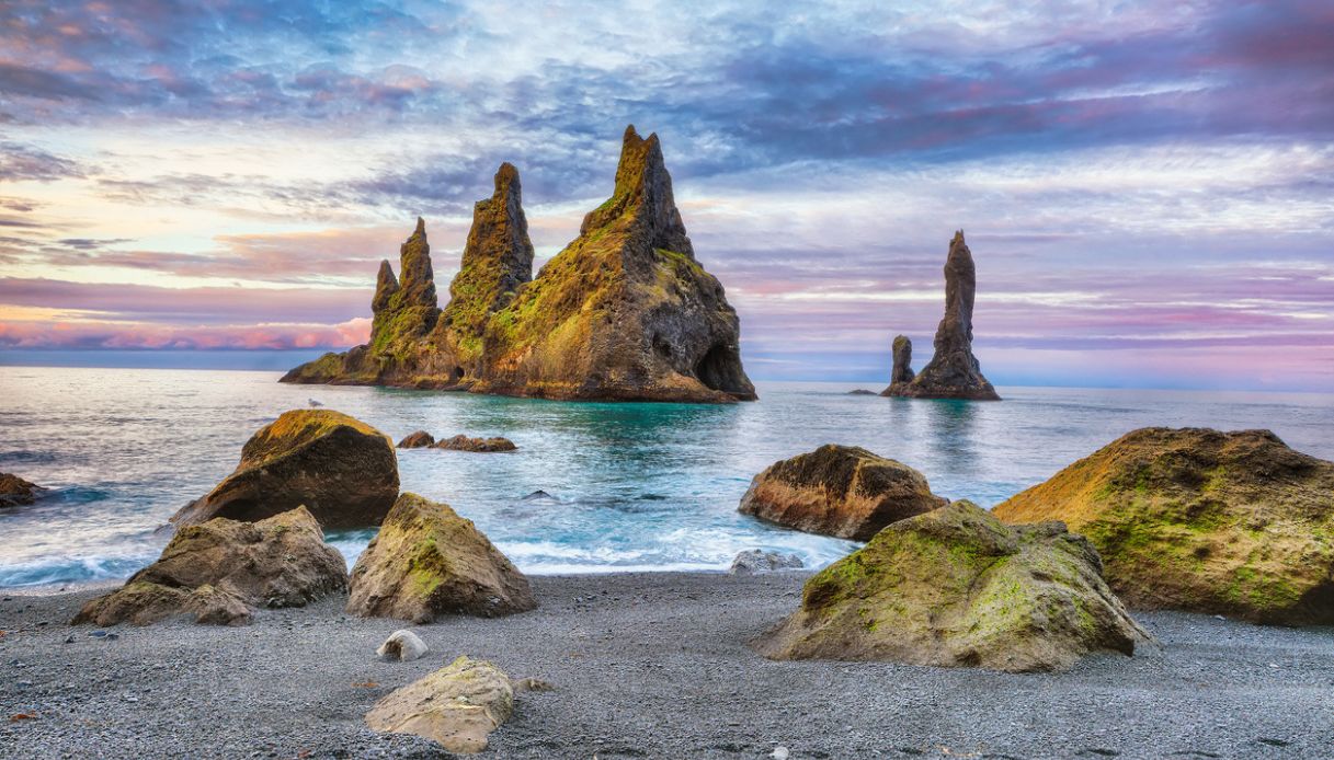Vista mozzafiato delle formazioni rocciose Troll Toes sulla spiaggia nera Reynisfjara