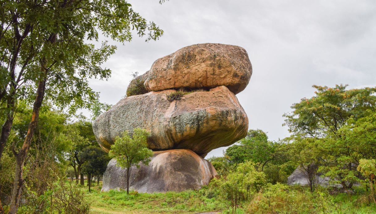 Lo spettacolo delle rocce in equilibrio