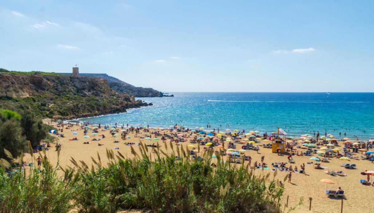 Bagnanti sulla spiaggia di Golden Bay, tra le spiagge di sabbia più belle di Malta