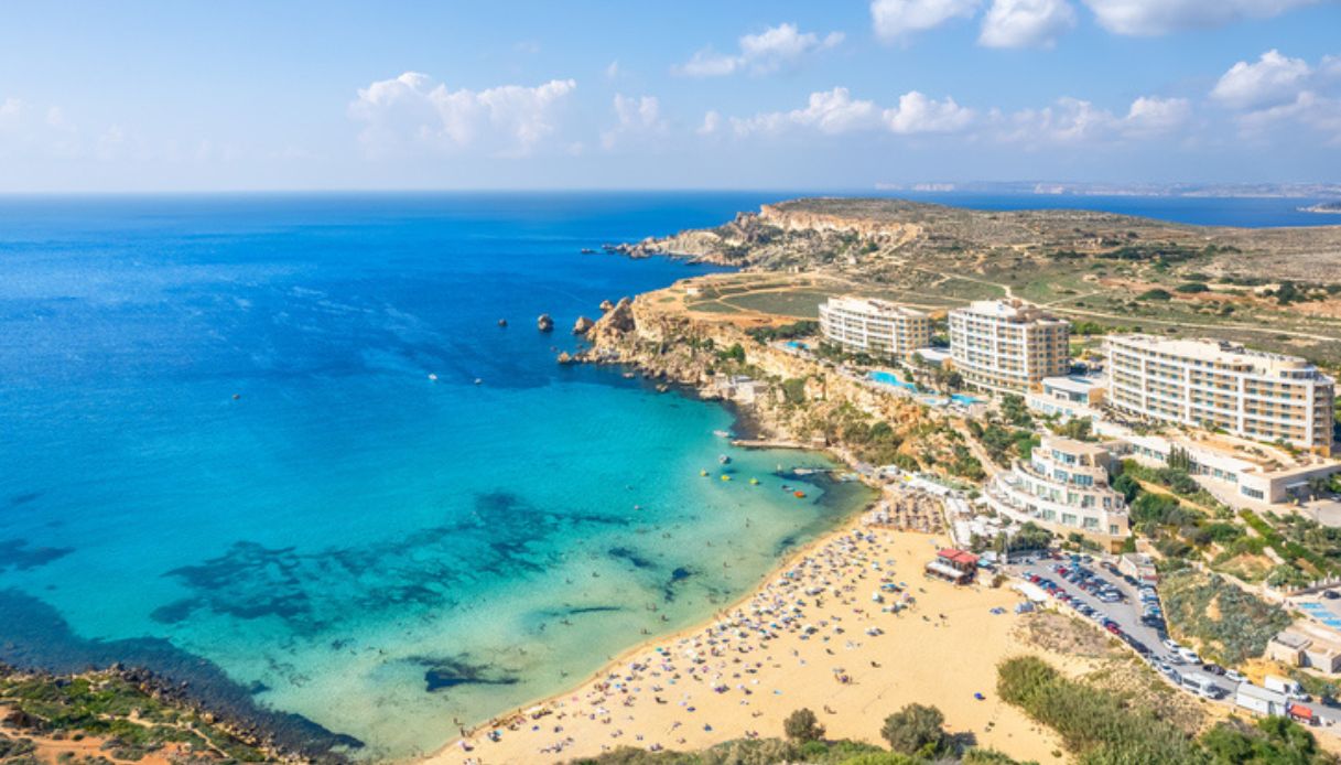 Persone ed Hotel a Paradise Bay, tra le spiagge di sabbia più belle di Malta