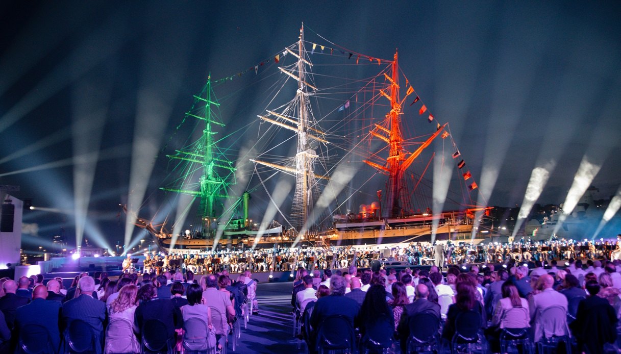 Amerigo Vespucci illuminata a Genova, ultima tappa del tour mondiale