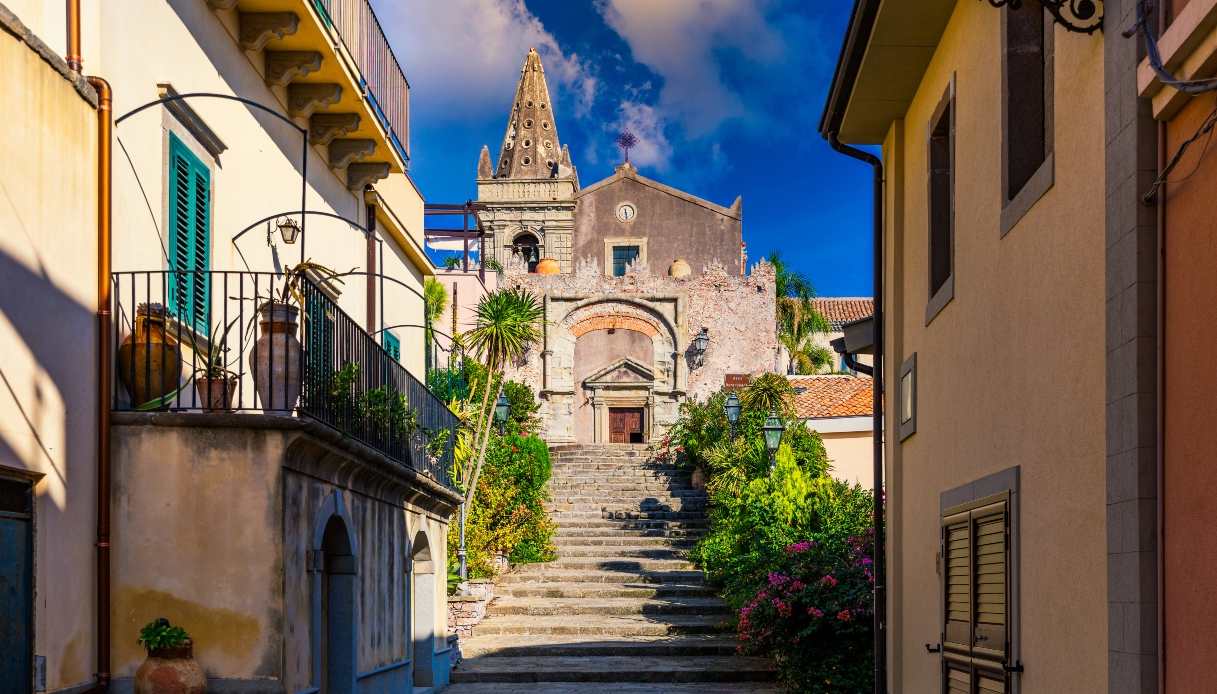 Arco storico del borgo Forza d'Agrò in Sicilia