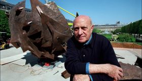 Morto Arnaldo Pomodoro: l’impronta artistica che modellò le piazze italiane e internazionali