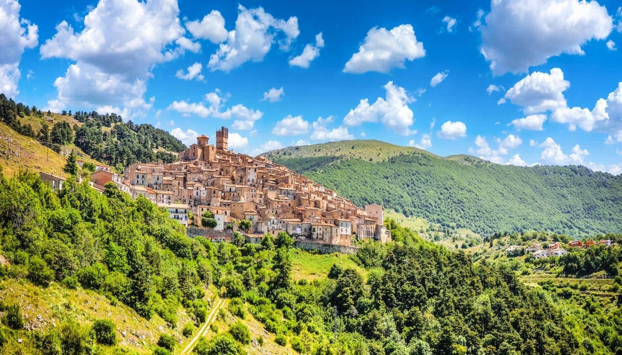 borgo arroccato su montagna