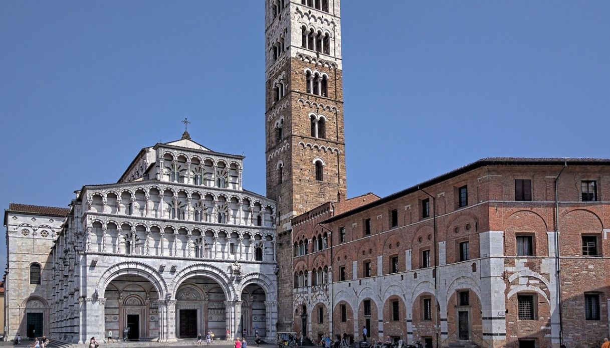 La facciata asimettrica del duomo di Lucca
