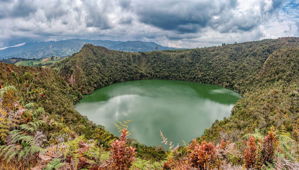 laguna verde tra montagne andine