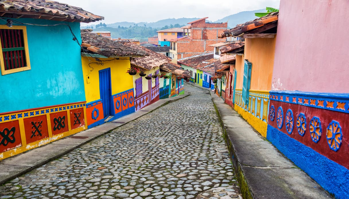 villaggio con case colorate e strade acciottolate