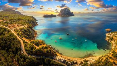 Ibiza limita le auto noleggiate dai turisti: l’ultima regola imposta contro l’overtourism