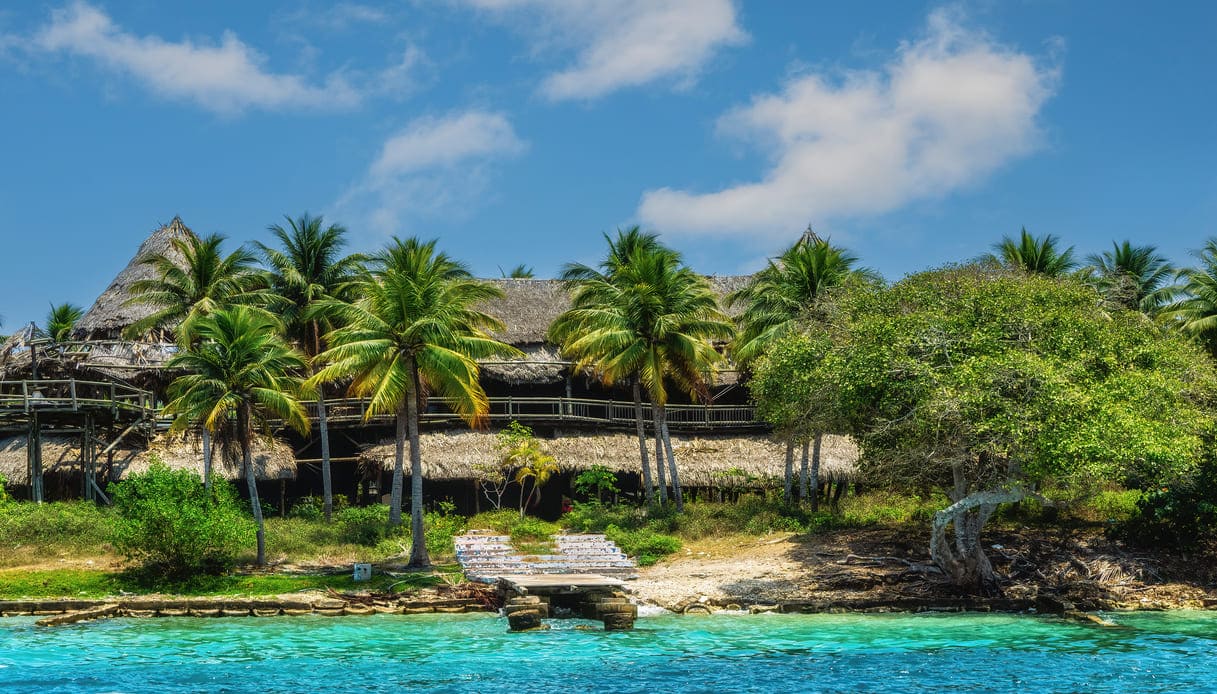 isola con vegetazione affacciata sul mare