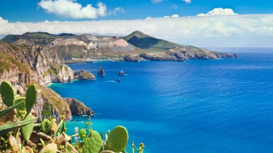 Sospese tra cielo e mare: ecco le isole italiane più belle
