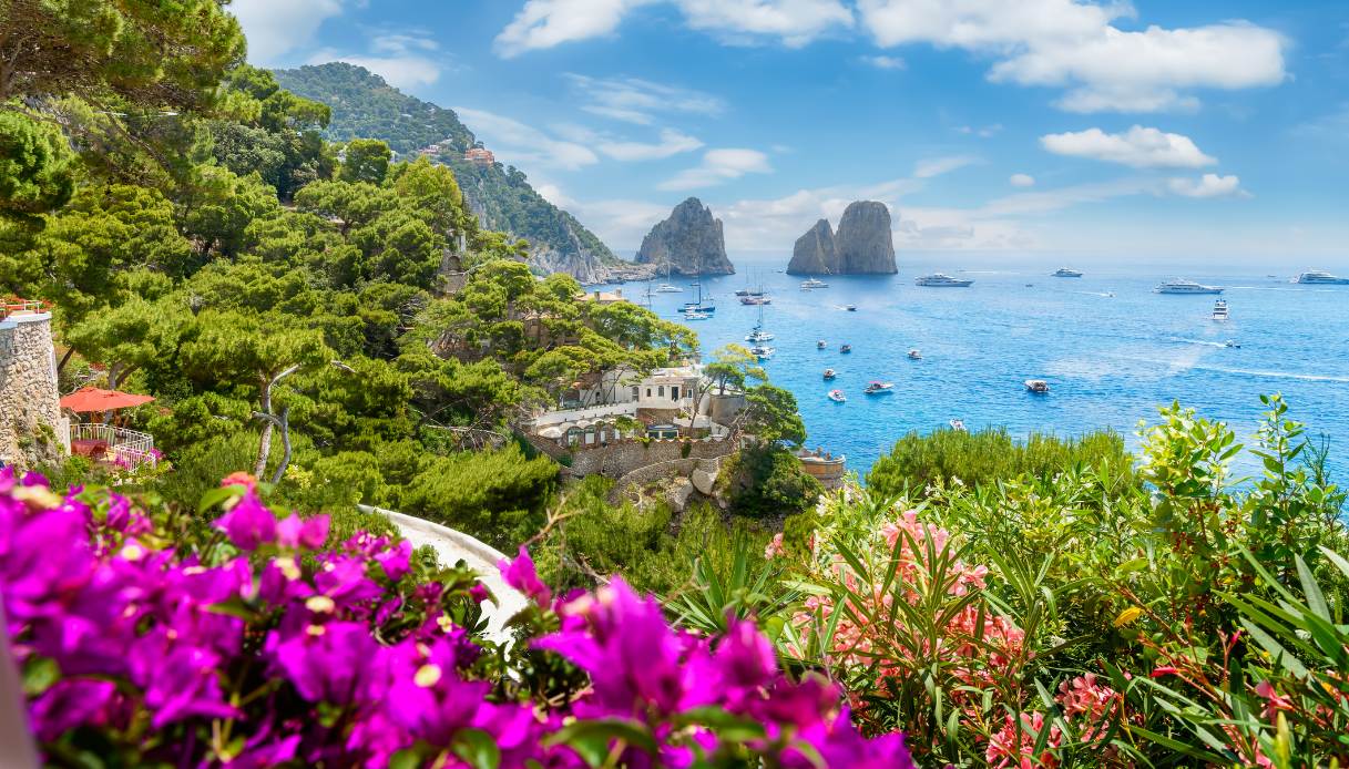 Vista su Capri in un giorno d'estate