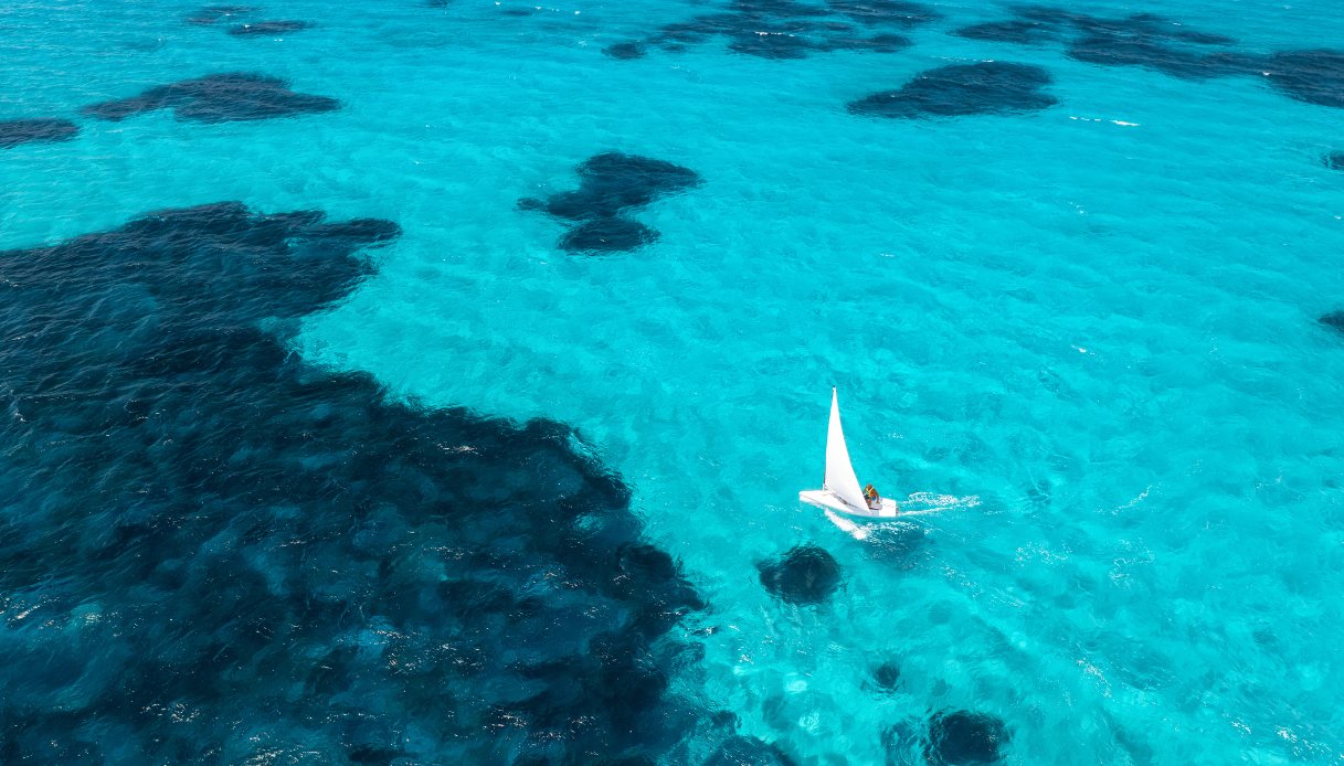 Acqua cristallina della Sardegna con barchetta