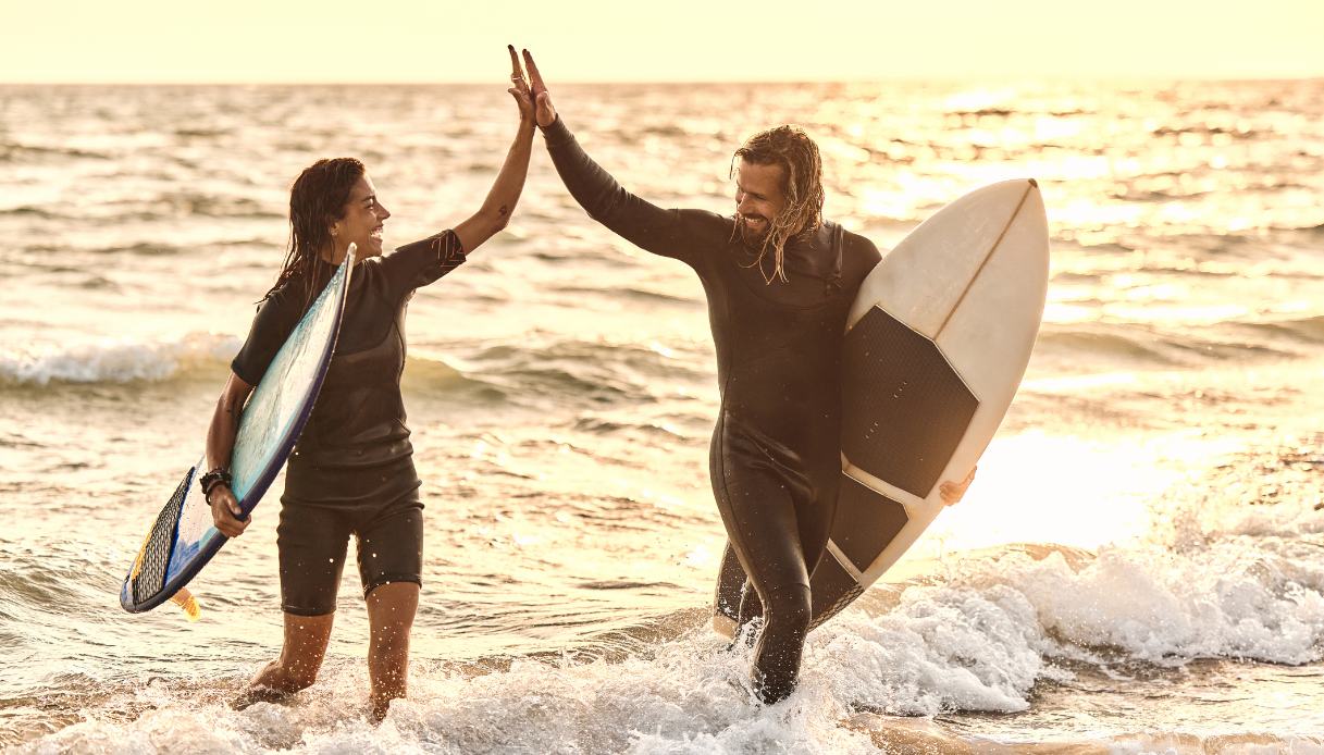 Due surfisti si battono il cinque a La Jolla, California