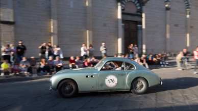 Riparte la Mille Miglia: da Brescia a Roma a bordo di auto d’epoca, tra tappe insolite e tesori nascosti