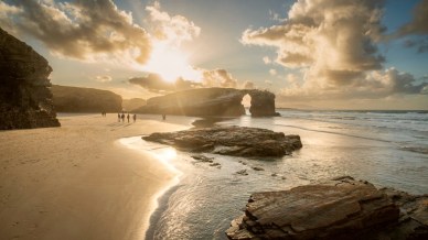 Praia das Catedrais, rocce maestose che si elevano come cattedrali di pietra
