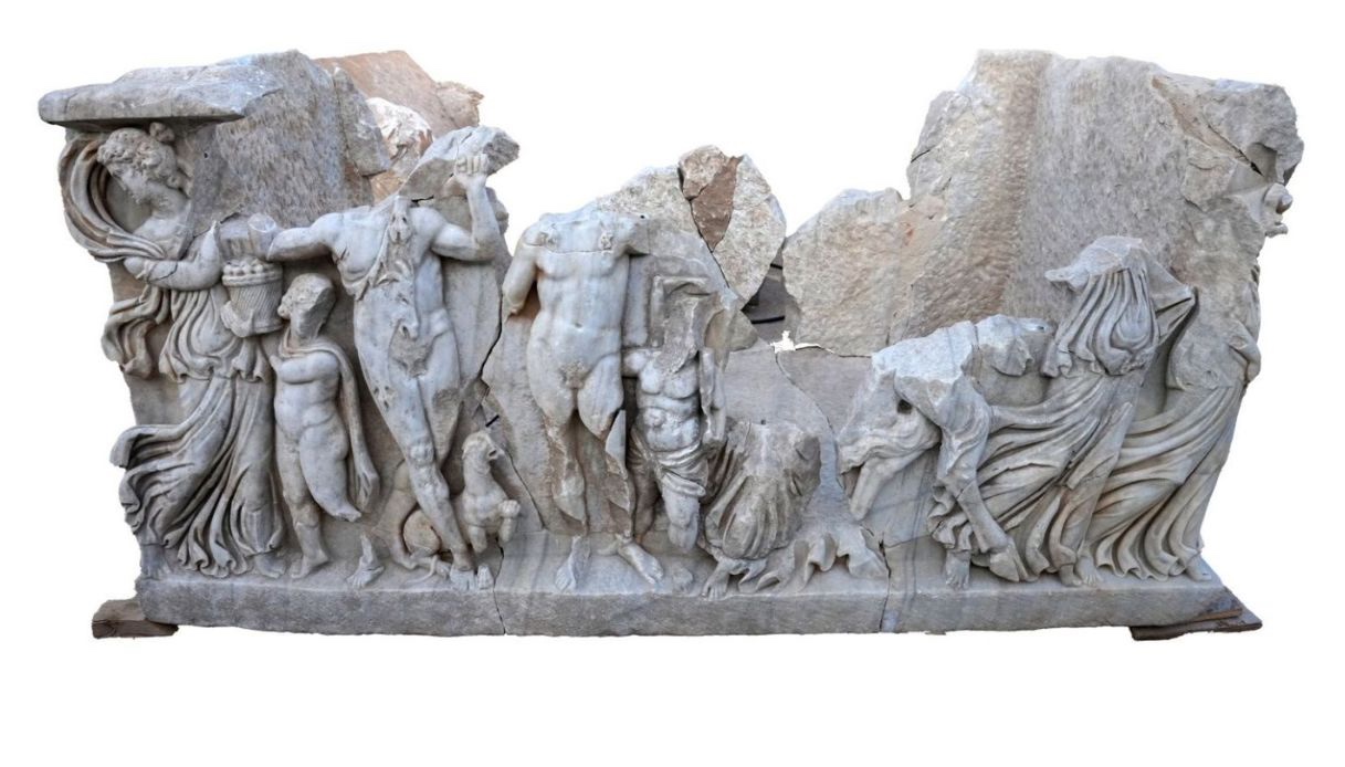Sarcofago trovato a Israele con raffigurazioni mitologiche