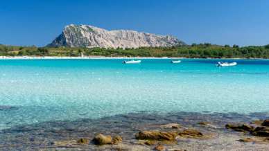 I rincari dell’estate 2025: Sardegna regina dei prezzi alle stelle