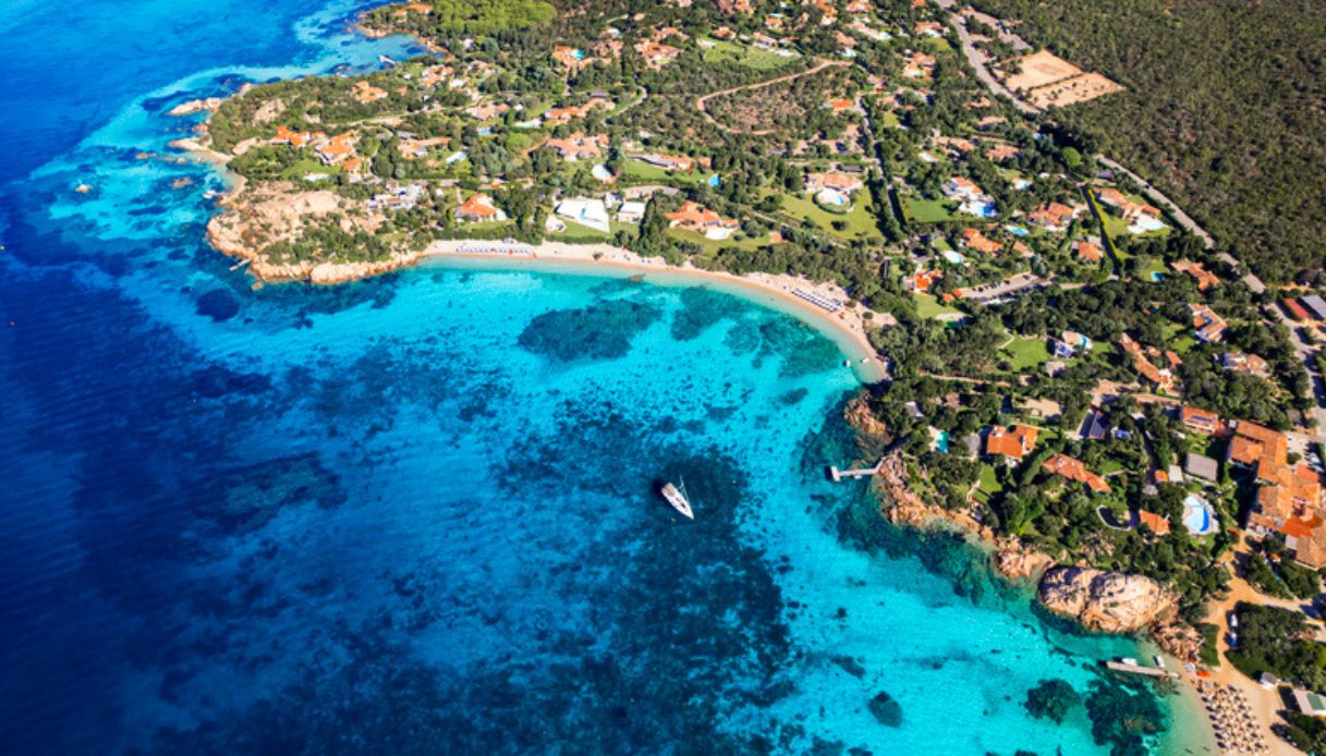 Vista dall'alto di spiaggia La Celvia, una tra le spiagge più bella della Costa Smeralda