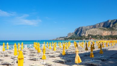 Estate 2025, i rincari degli stabilimenti balneari italiani: Sicilia capofila