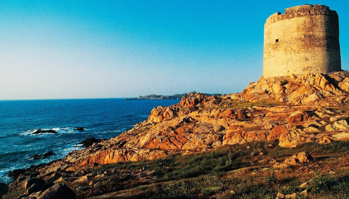 Cosa vedere a Isola Rossa: la torre spagnola