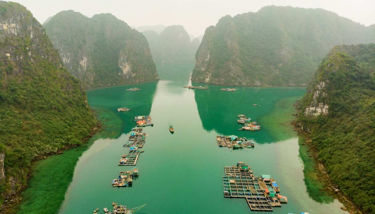 visitare il paese galleggiante di Cua Van in Vietnam