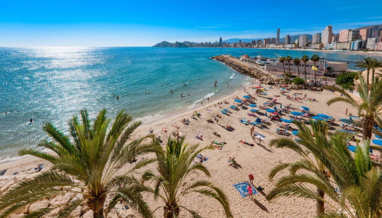 La spiaggia di Benidorm dall'alto, dove andare in Spagna questa estate