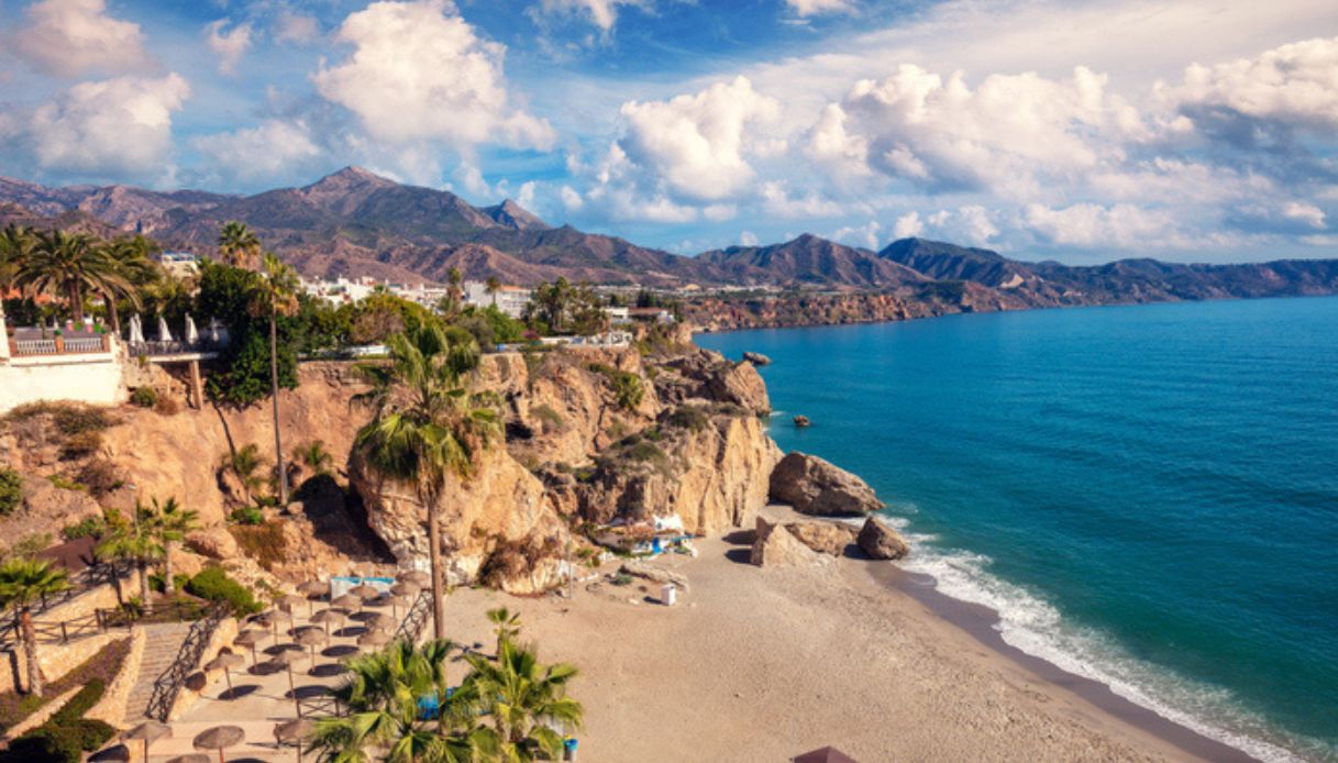 Vista di una spiaggia della Costa del Sol, un luogo dove andare in Spagna d'estate
