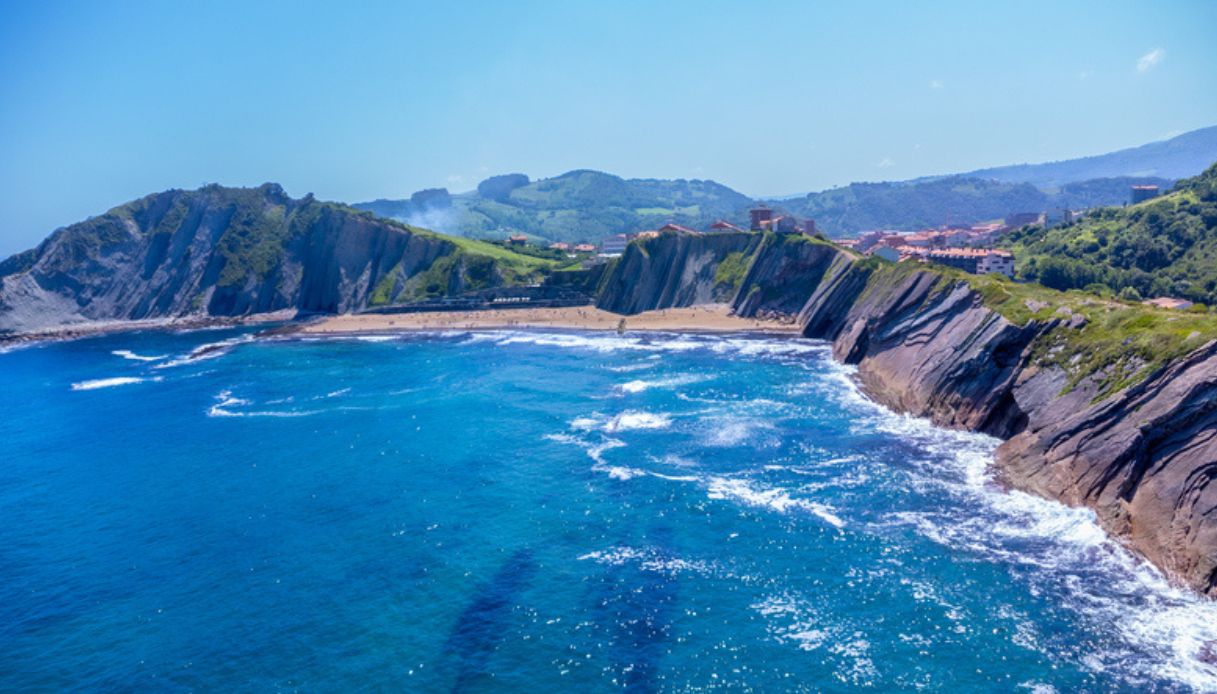 Vista della costa di Zumaia nei Paesi Baschi, un luogo dove andare in Spagna in estate