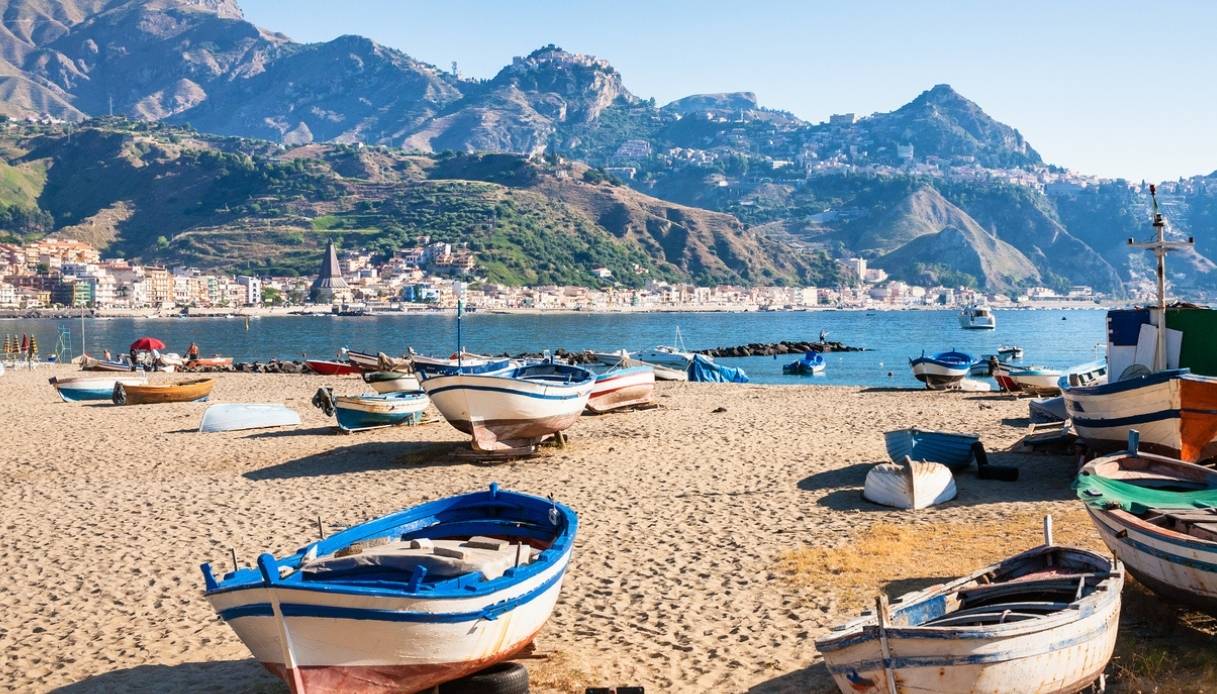 Tra le spiagge più belle della Sicilia orientale c'è Giardini Naxos