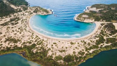 Grecia da sogno, le spiagge bianche più belle tra acque turchesi e scogliere da cartolina